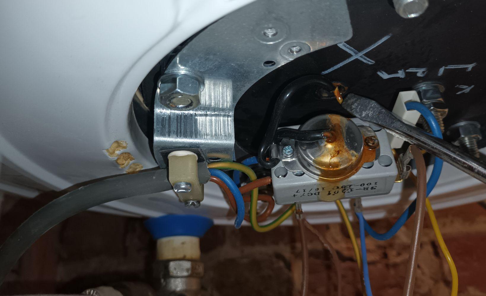 Depannage chauffe eau qui coule ixelles service du plombier vdk a ixelles