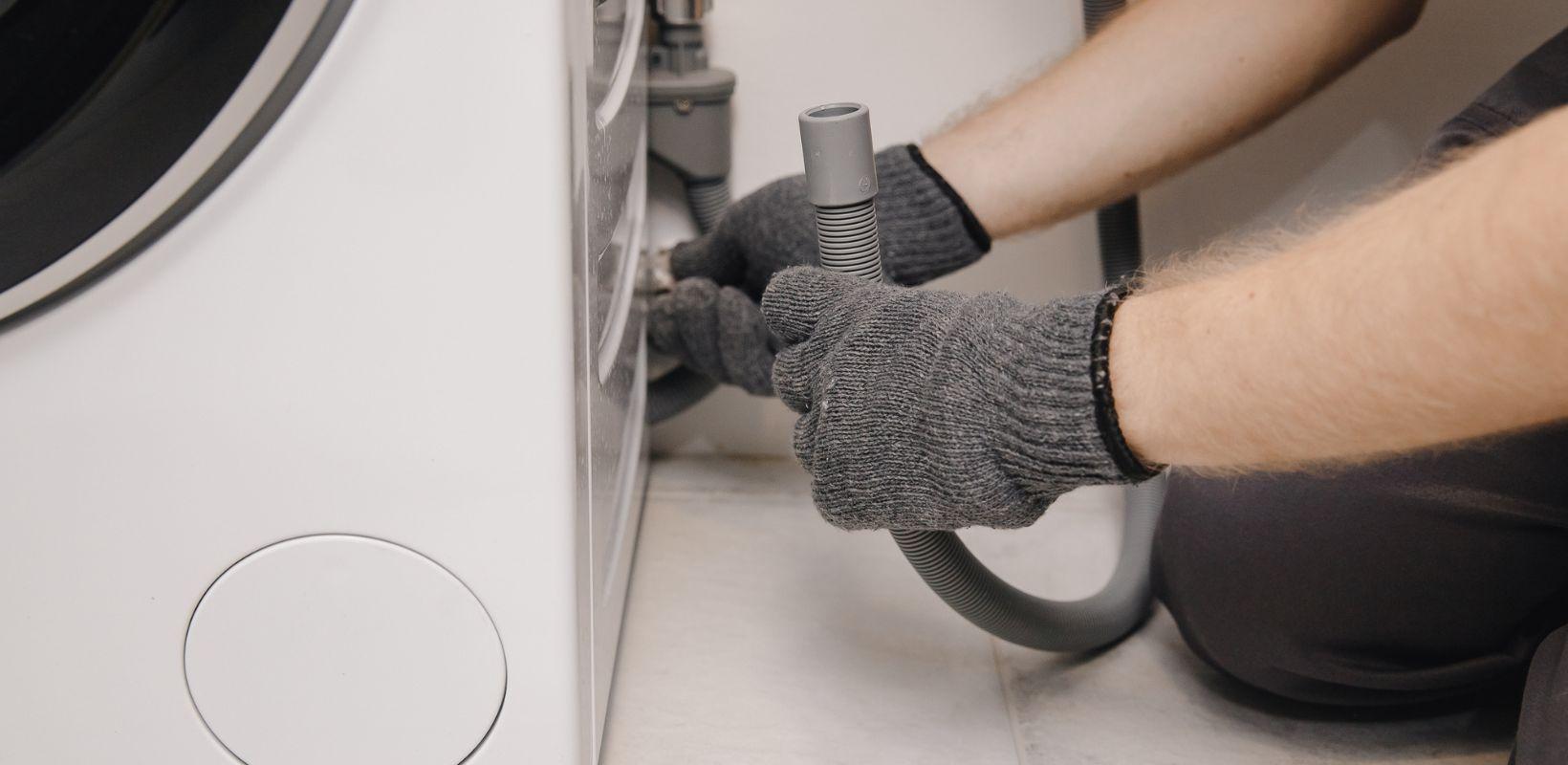 Évacuation de machine à laver qui refoule : que faire ?