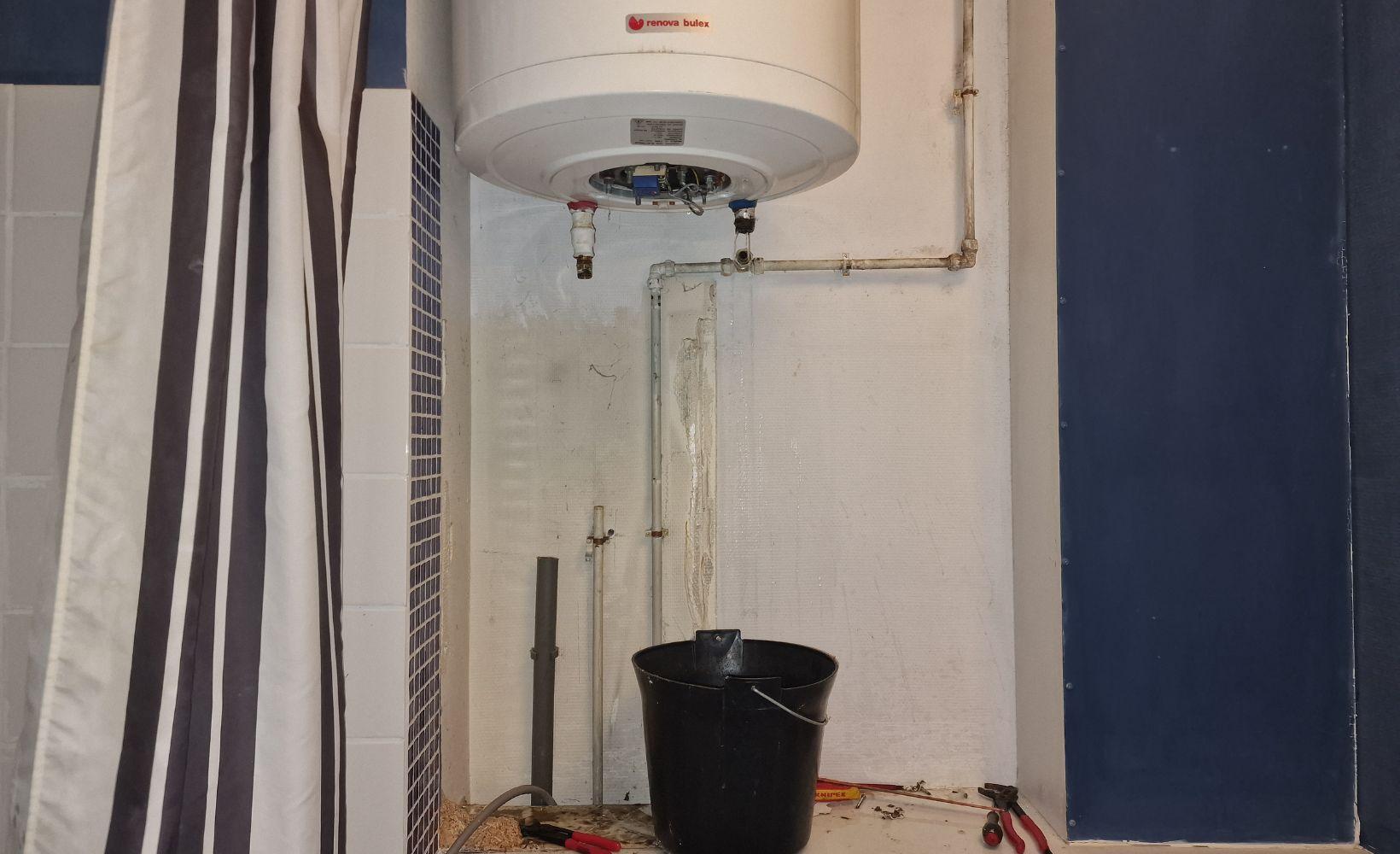 L installation du chauffe eau electrique atlantic lineo connecte par le plombier vdk