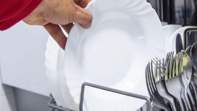 Consommation d'Eau des Lave-Vaisselles : Comparatif, Impact et Économies