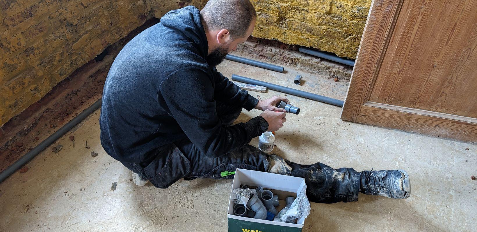 Le plombier vdk pour changer les tuyaux lors de renovation salle de bain