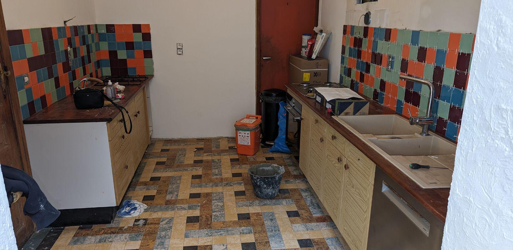 Le plombier vdk pour poser du carrelage du plan de travail de la cuisine 1