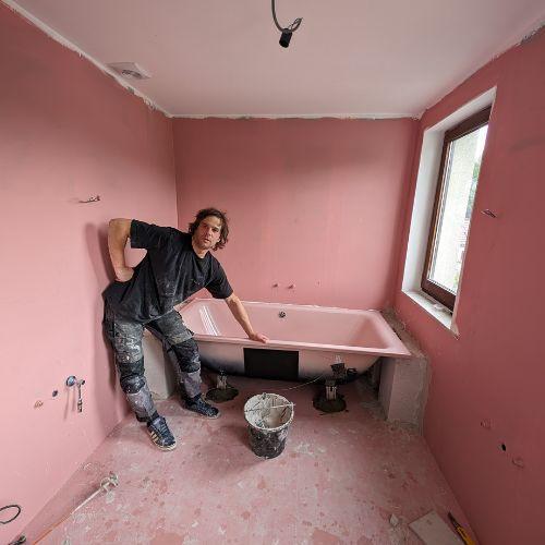 La pose d'une baignoire dans une salle de bain en rénovation