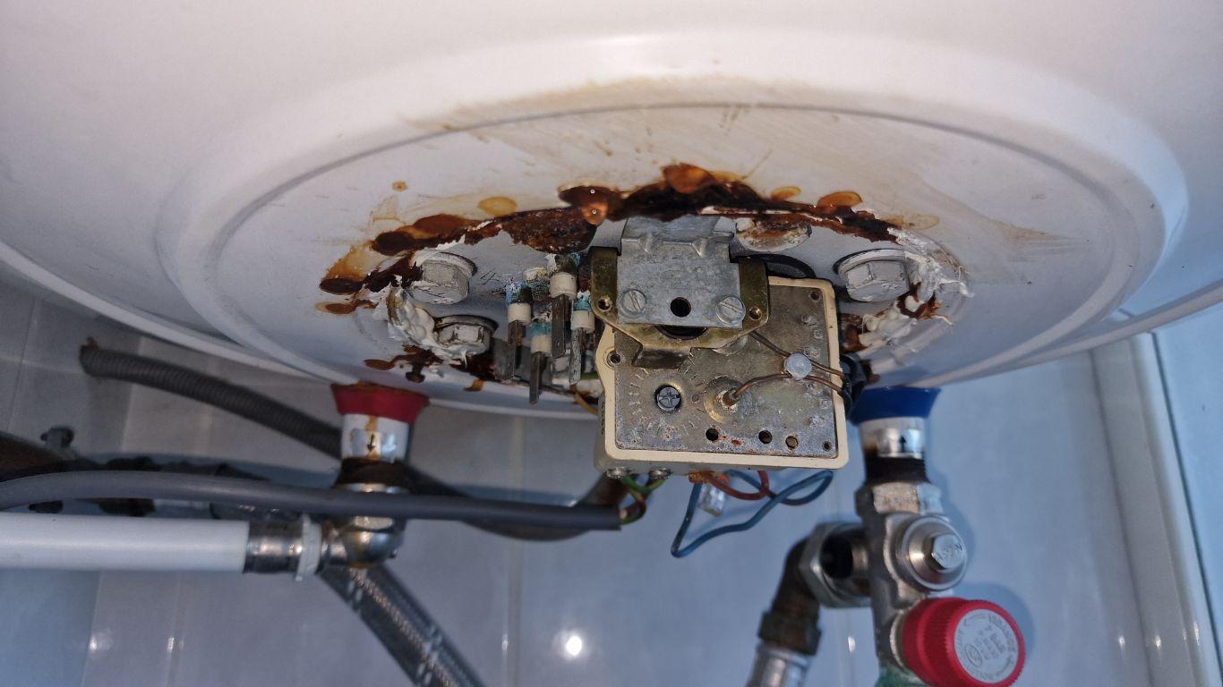 Pourquoi un chauffe eau electrique coule