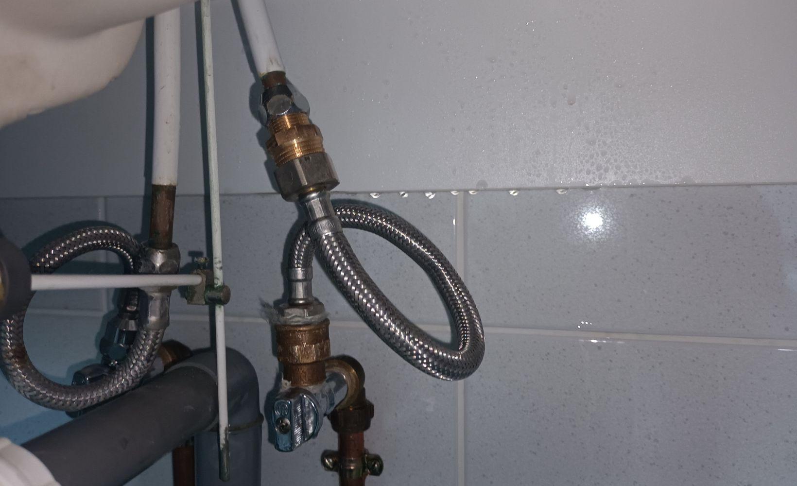 Remplacement de flexible de robinet suite a une fuite d eau