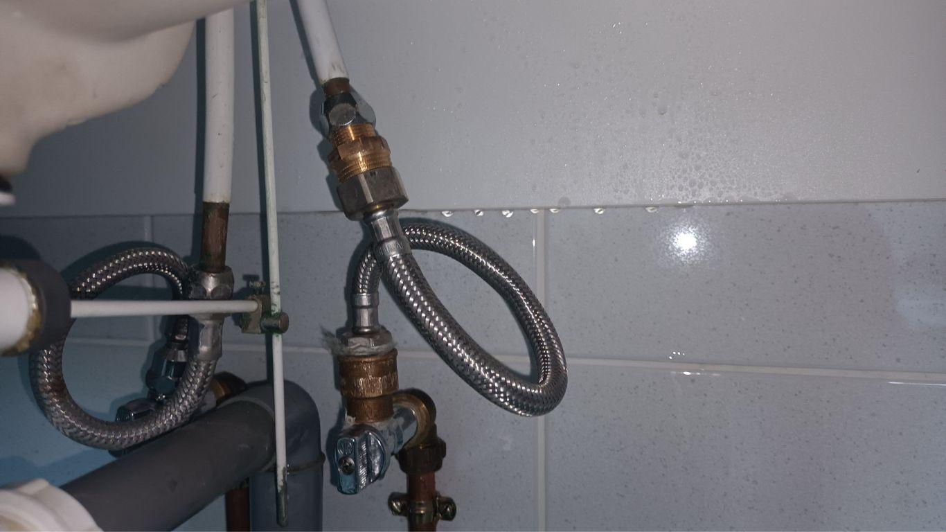 Remplacement flexible robinet qui fuit 1